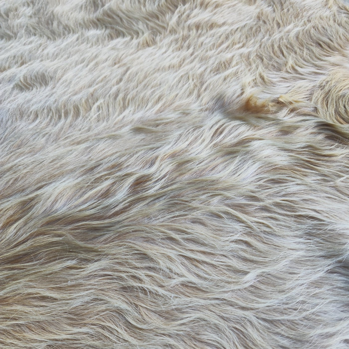 Tapete de couro de boi Bege Claro Pelo Alto BC865 — detalhe do acabamento artesanal