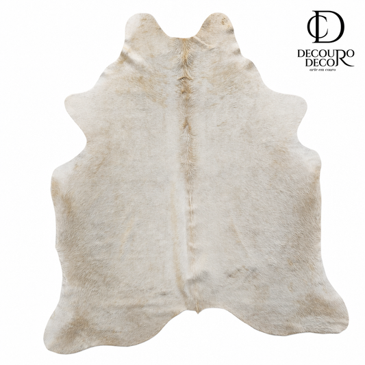 Tapete de couro bovino Bege Claro Pelo Alto BC867 2,06x1,73m — vista frontal em fundo branco