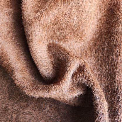 Tapete de couro de boi natural cor brazino claro BE847 — close no padrão do couro