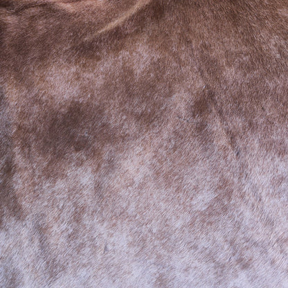 Tapete de couro de boi Bege Escuro Sedoso BE857 — detalhe do acabamento artesanal
