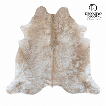 Tapete de pele de boi bege e branco BE987 1,99x1,99m em couro bovino legítimo — fundo branco