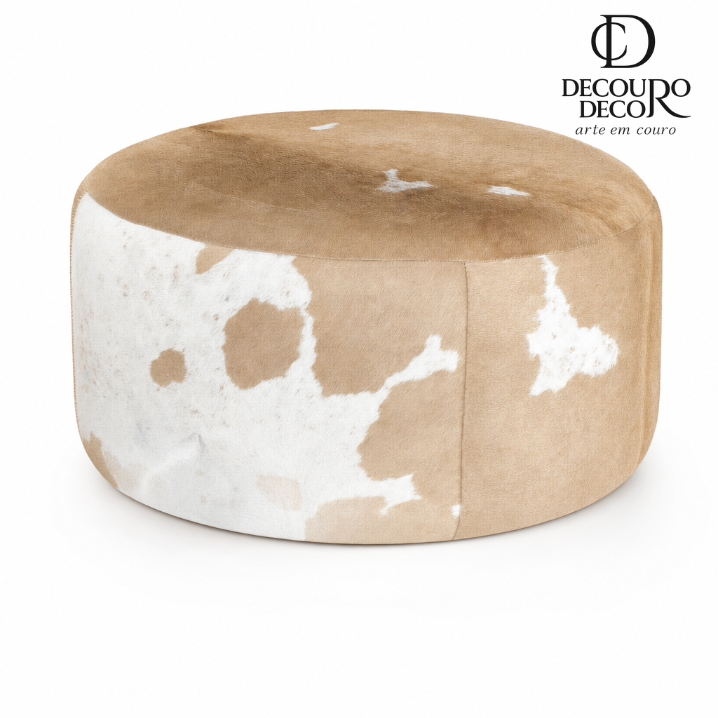 Puff redondo em couro bovino natural bege e claro malhado - fundo branco estudio DECOURO