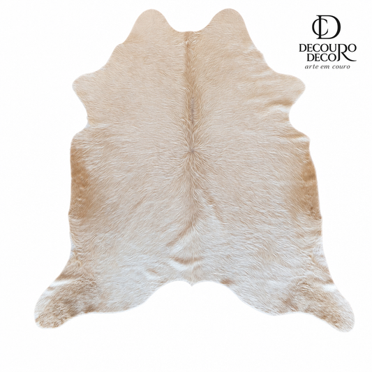 Tapete de couro bovino branco pelo alto modelo BRA1062 visto de cima