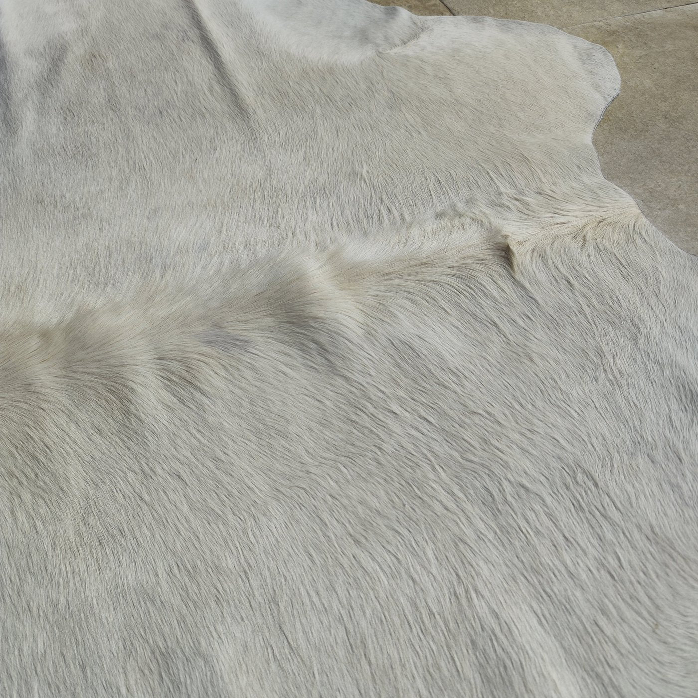 Tapete de couro de boi Branco Sedoso BRA881 — detalhe do acabamento artesanal