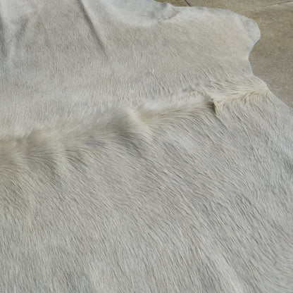 Tapete de couro de boi Branco Sedoso BRA881 — detalhe do acabamento artesanal