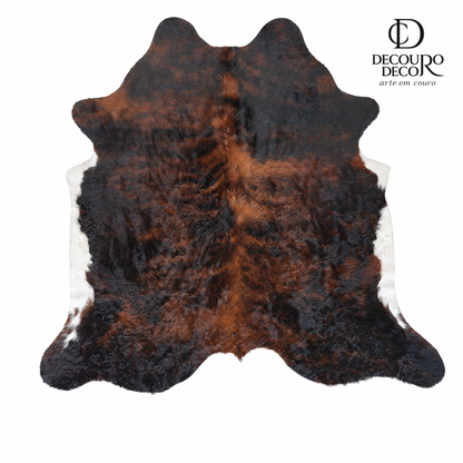 Tapete de pele de boi natural brazino preto e vermelho BZC1032 2,01x2,11m em couro bovino legítimo — fundo branco