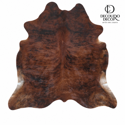 Tapete de pele de boi natural brazino escuro BZE1077 1,84x1,80m em couro bovino legítimo — fundo branco