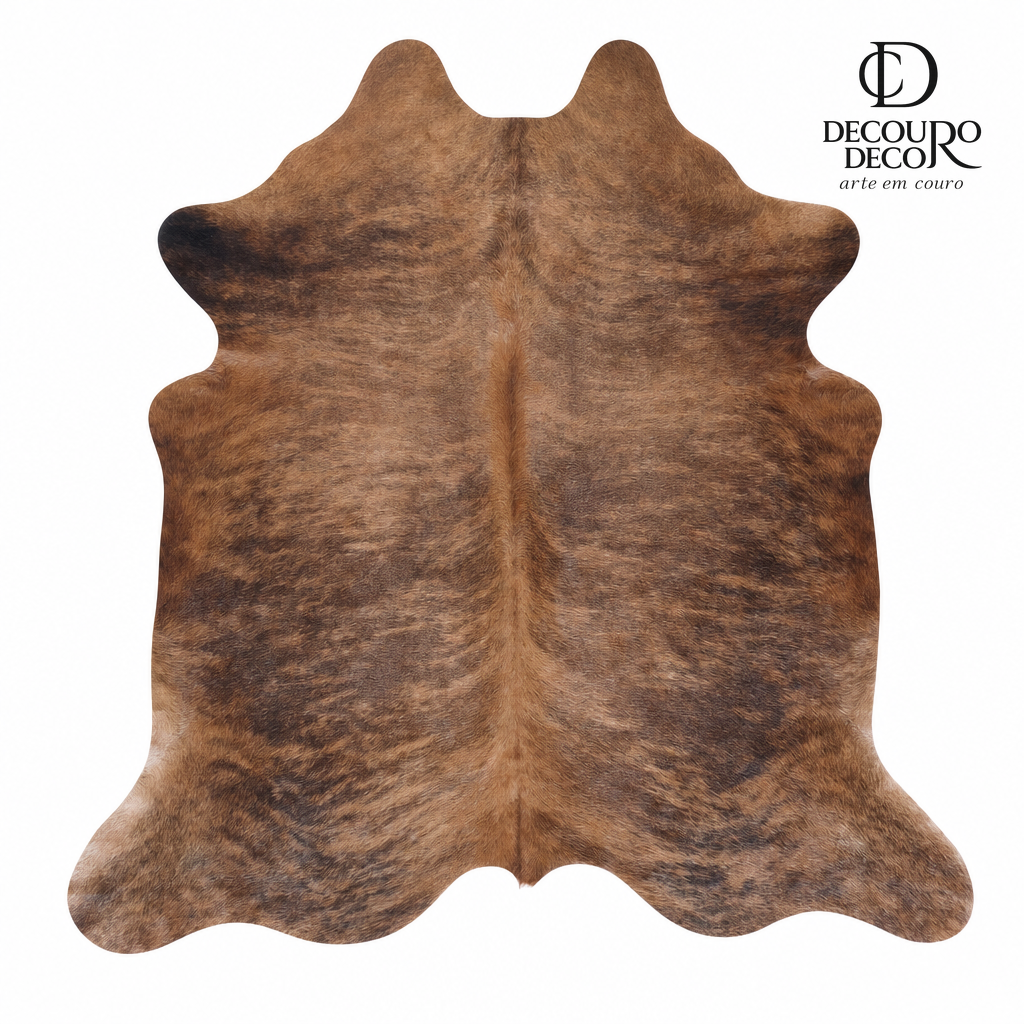 Tapete de pele de boi natural brazino escuro BZE1078 1,86x1,84m em couro bovino legítimo — fundo branco