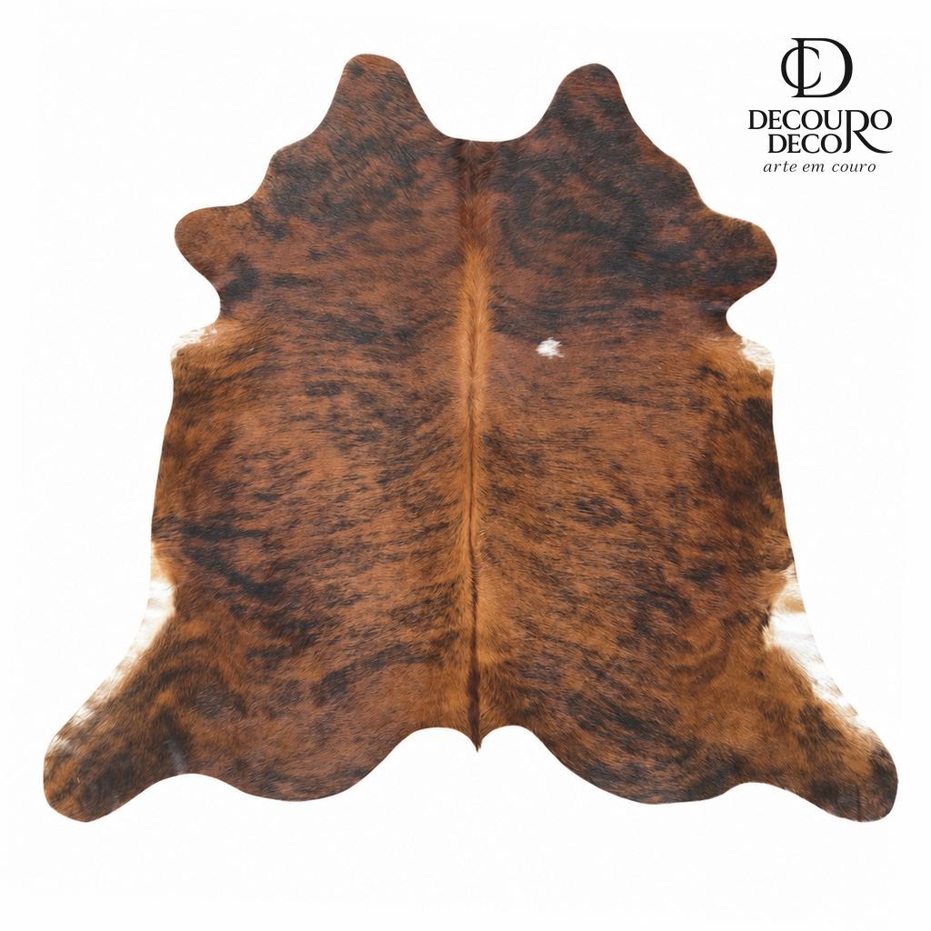 Tapete de pele de boi natural brazino escuro BZE1079 2,14x2,26m em couro bovino legítimo — fundo branco