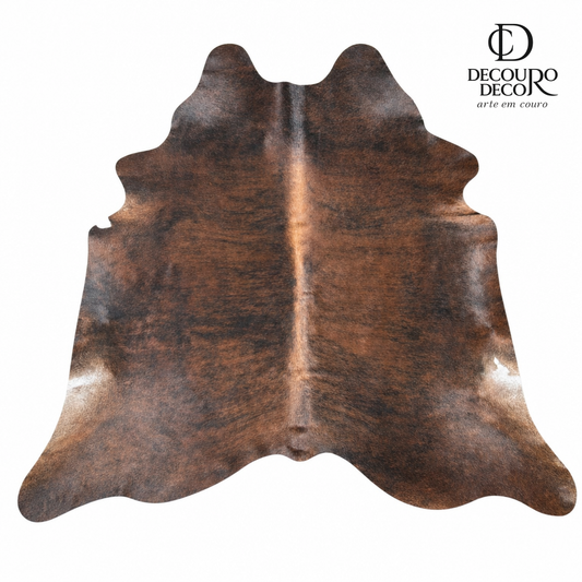 Tapete Bovino Natural Brazino Escuro BZE607 — fundo branco