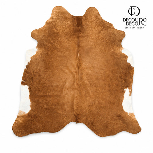Tapete de pele de boi BE1191 — fundo branco com logo DECOURO