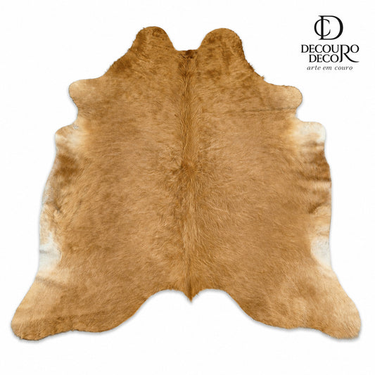Tapete de pele de boi BC1176 — fundo branco com logo DECOURO