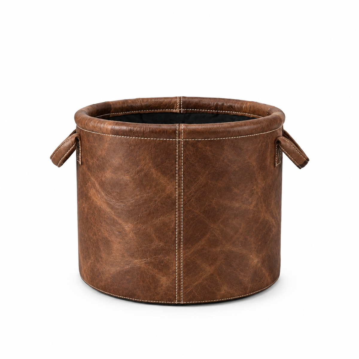 Cesto Celine em Couro Waxy Marrom Envelhecido — fundo branco de estúdio
