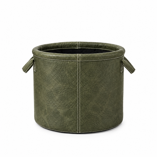 Cesto Celine em Couro Waxy Verde Oliva — fundo branco de estúdio