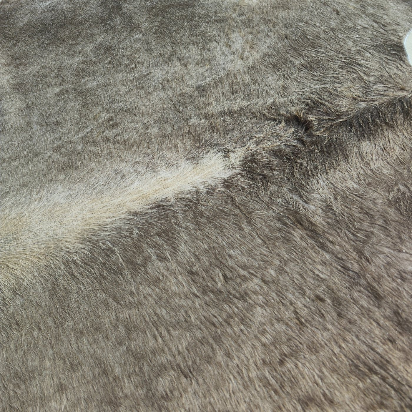 Tapete de couro de boi Champagne CH879 — detalhe do acabamento artesanal