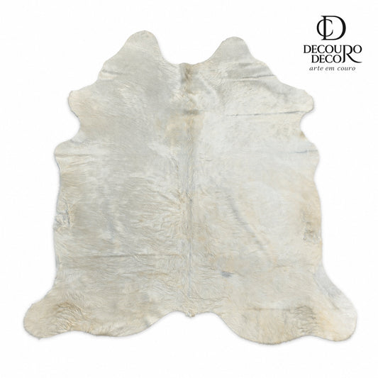 Tapete de pele de boi BRA1182 — fundo branco com logo DECOURO
