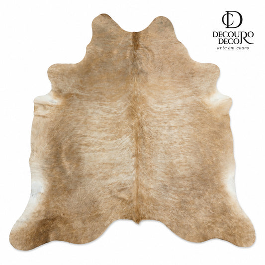 Tapete de pele de boi EXC1197 — fundo branco com logo DECOURO