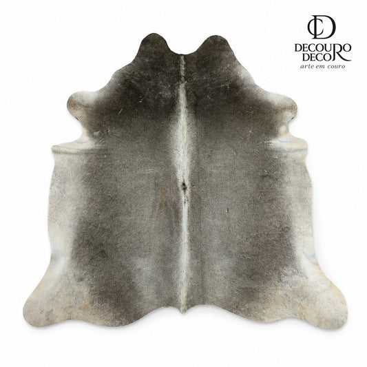 Tapete de pele de boi GR1170 — fundo branco com logo DECOURO