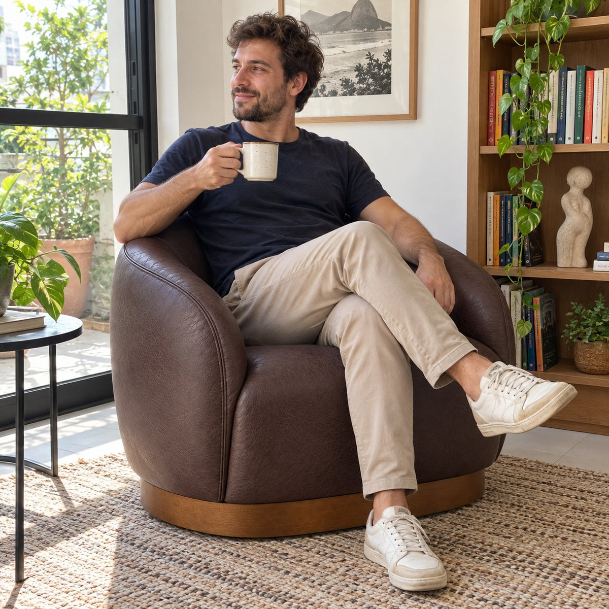 Poltrona Belt Café em Couro Naturale Premium — pessoa em uso cotidiano — ambientação ilustrativa
