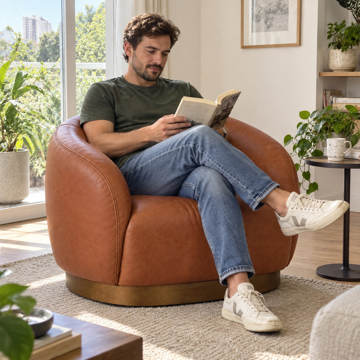 Poltrona Belt Terracota em Couro Naturale Premium — pessoa lendo — ambientação ilustrativa