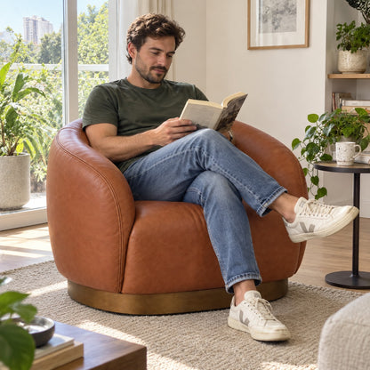 Poltrona Belt Terracota em Couro Naturale Premium — pessoa lendo — ambientação ilustrativa