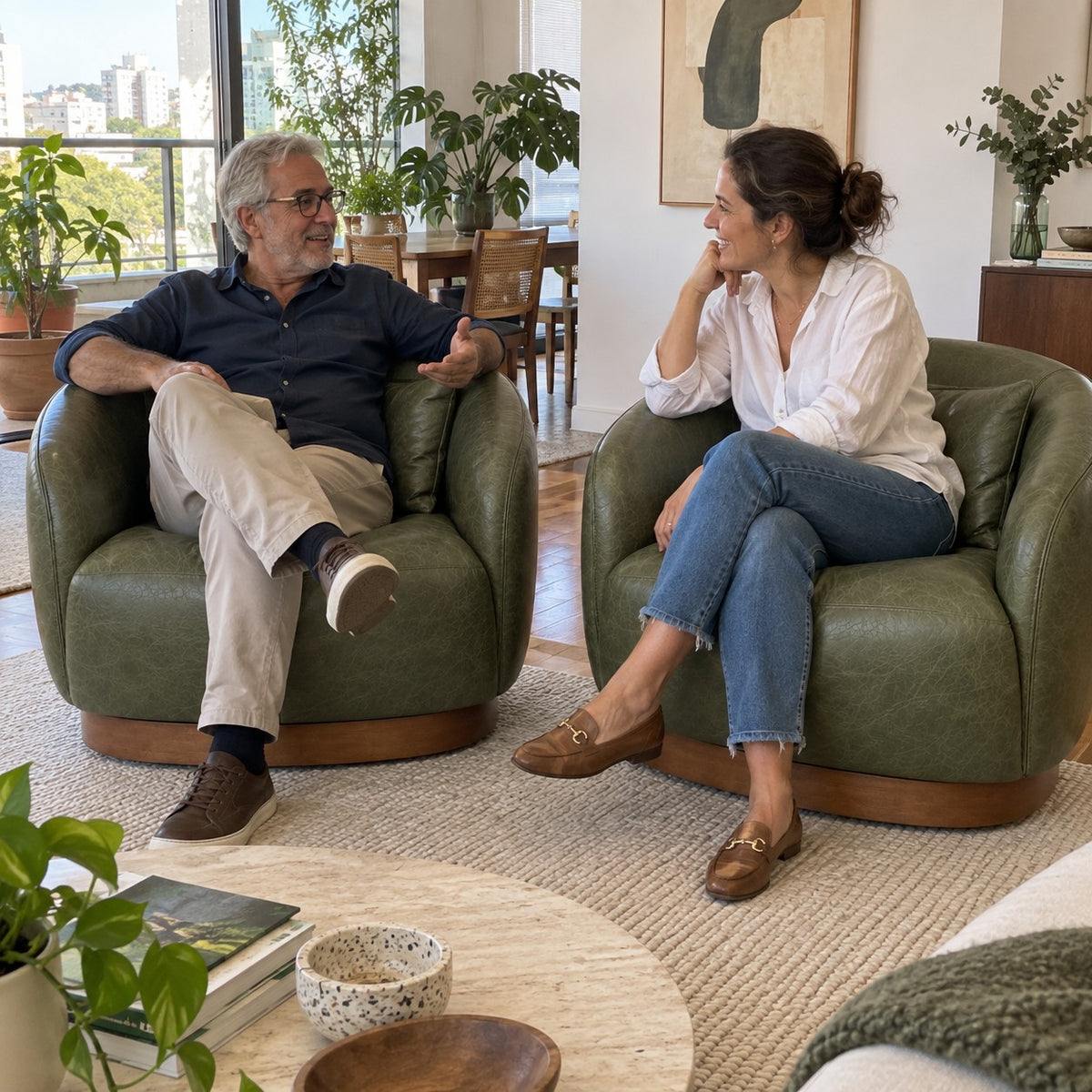 Poltrona Belt Verde Esmeralda em Couro Naturale Premium — pessoas usando o conjunto — ambientação ilustrativa