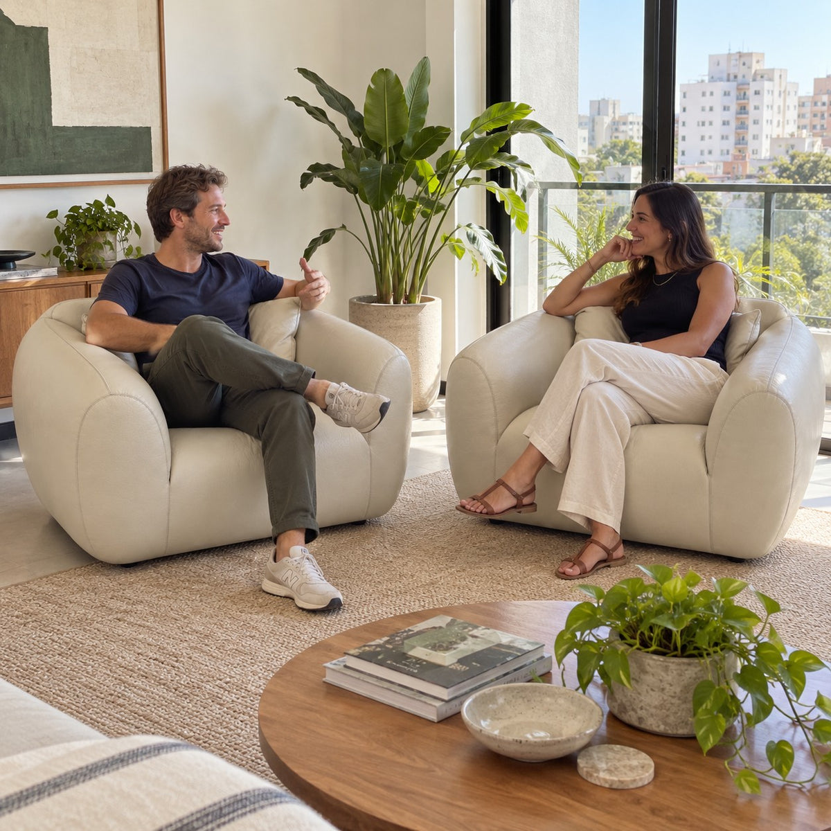 Poltrona Ventura Off White em Couro Naturale Premium — pessoas usando o conjunto — ambientação ilustrativa
