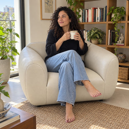 Poltrona Ventura Off White em Couro Naturale Premium — pessoa em uso cotidiano — ambientação ilustrativa