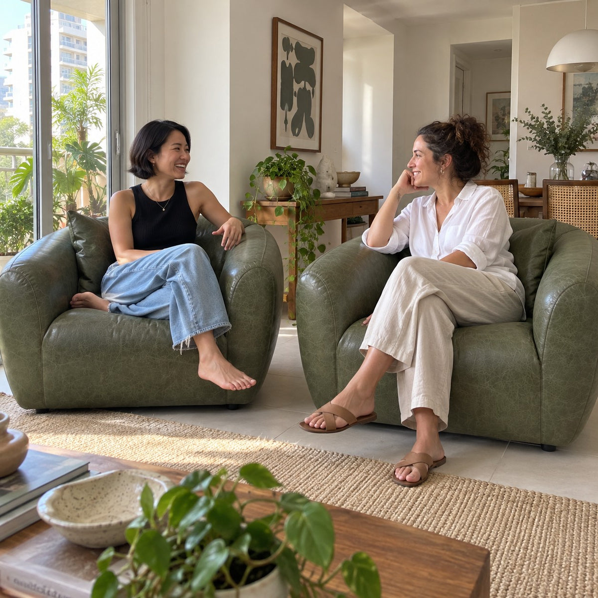 Poltrona Ventura Verde Esmeralda em Couro Naturale Premium — pessoas usando o conjunto — ambientação ilustrativa