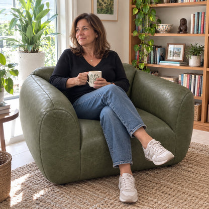 Poltrona Ventura Verde Esmeralda em Couro Naturale Premium — pessoa em uso cotidiano — ambientação ilustrativa