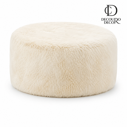 Puff Redondo Pele de Ovelha (Lã) Legítima em Tons Claros – Grande (80 × 40 cm) — fundo branco