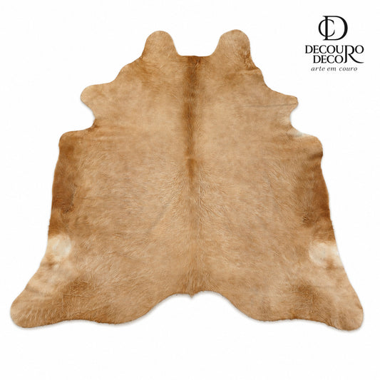 Tapete de pele de boi BC1177 — fundo branco com logo DECOURO