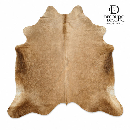 Tapete de pele de boi BC1183 — fundo branco com logo DECOURO