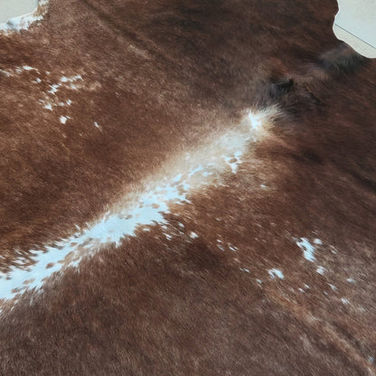 Tapete de couro de boi Exótico Marrom e Branco EXC863 — detalhe do acabamento artesanal