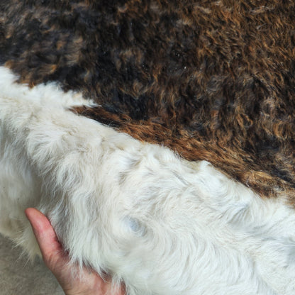 Tapete de couro de boi Exótico Tricolor Pelo Alto EXC887 — detalhe do acabamento artesanal