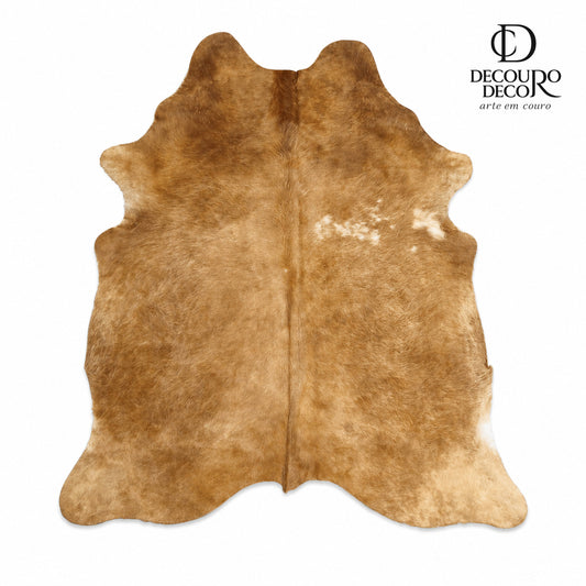 Tapete de pele de boi BE1193 — fundo branco com logo DECOURO