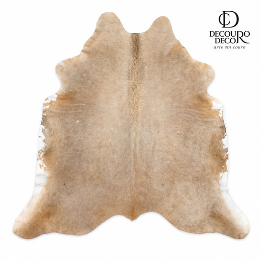 Tapete de pele de boi BC1150 — fundo branco com logo DECOURO