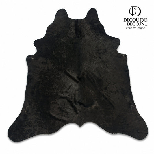 Tapete de pele de boi PR1185 — fundo branco com logo DECOURO