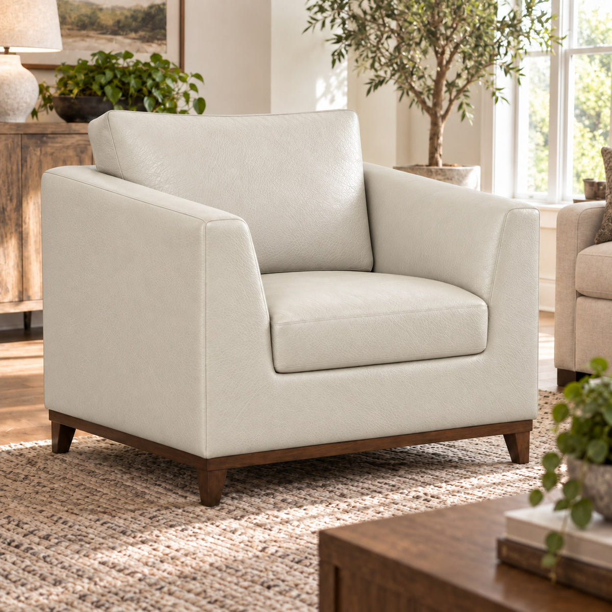 Vista lateral da Poltrona Gaia em couro Off White em ambiente