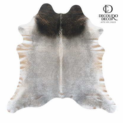 Tapete de pele de boi natural cinza e preto pelo curto macio GR1056 2,05x2,15m em couro bovino legítimo — fundo branco