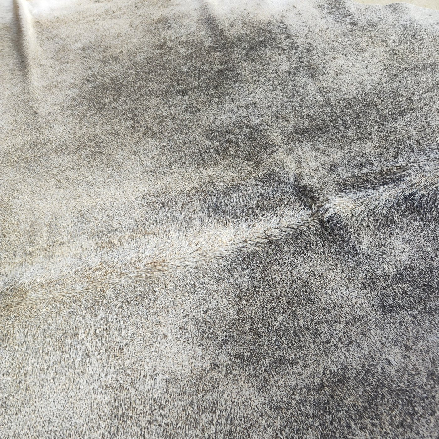 Tapete de couro de boi Cinza Escuro GR860 — detalhe do acabamento artesanal