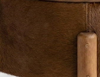 Mesa de Centro Redonda em Madeira e Couro Natural Marrom 55x32cm — textura do couro em detalhe