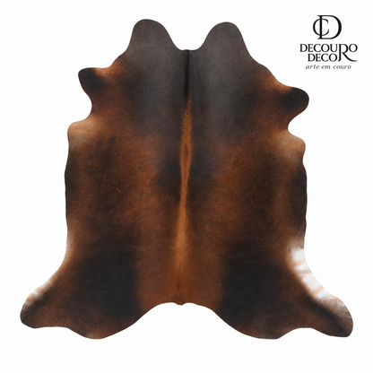 Tapete de pele de boi preto e vermelho OSC1001 2,10x2,08m em couro bovino legítimo — fundo branco