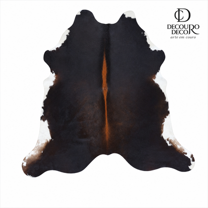 Tapete de pele de boi preto avermelhado OSC1025 2,03x2,18m em couro bovino legítimo — fundo branco