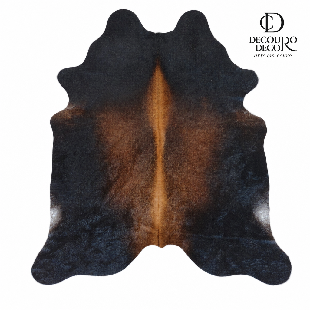 Tapete de pele de boi preto avermelhado OSC1026 1,95x1,90m em couro bovino legítimo — fundo branco