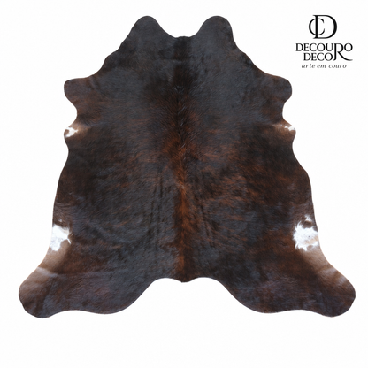 Tapete de pele de boi preto e vermelho OSC1028 1,91x2,05m em couro bovino legítimo — fundo branco