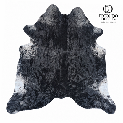 Tapete de pele de boi natural preto e branco pelo alto PB1045 1,82x1,91m em couro bovino legítimo — fundo branco