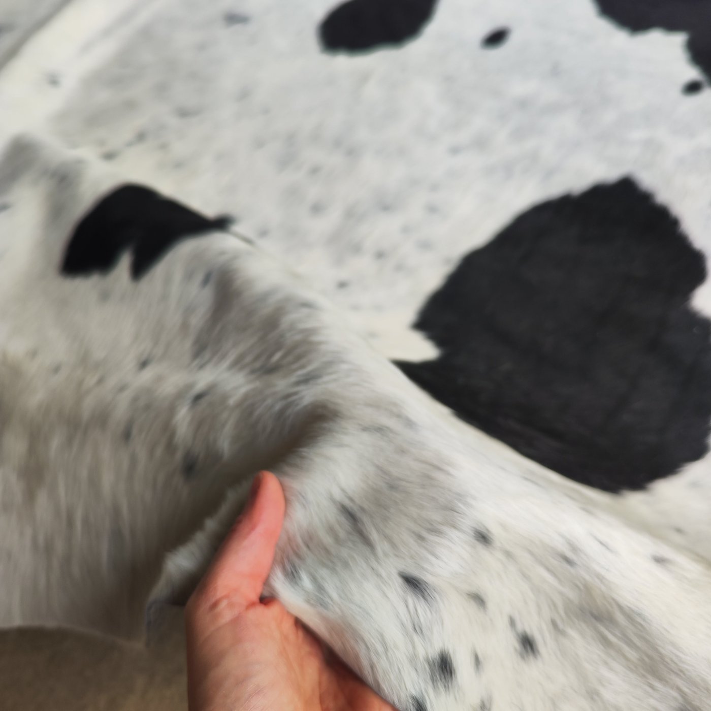 Tapete de couro de boi Preto e Branco PB8 — detalhe do acabamento artesanal