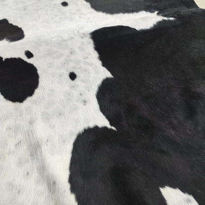 Tapete bovino Preto e Branco PB8 em ambiente de sala de estar