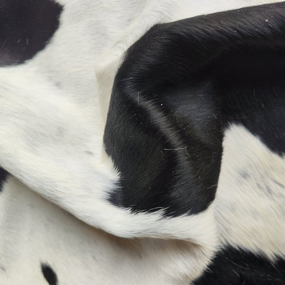 Tapete de pele de boi Preto e Branco PB8 — close no padrão do couro